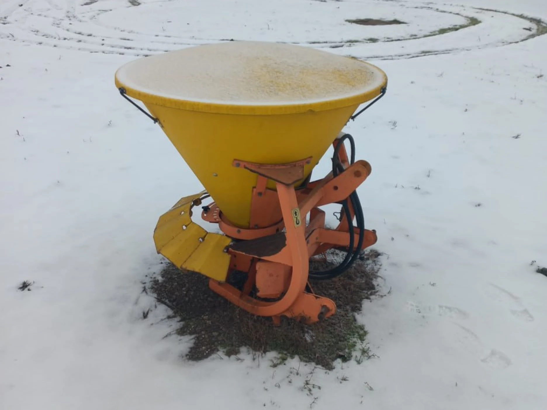 Dispozitiv de împrăștiat nisip